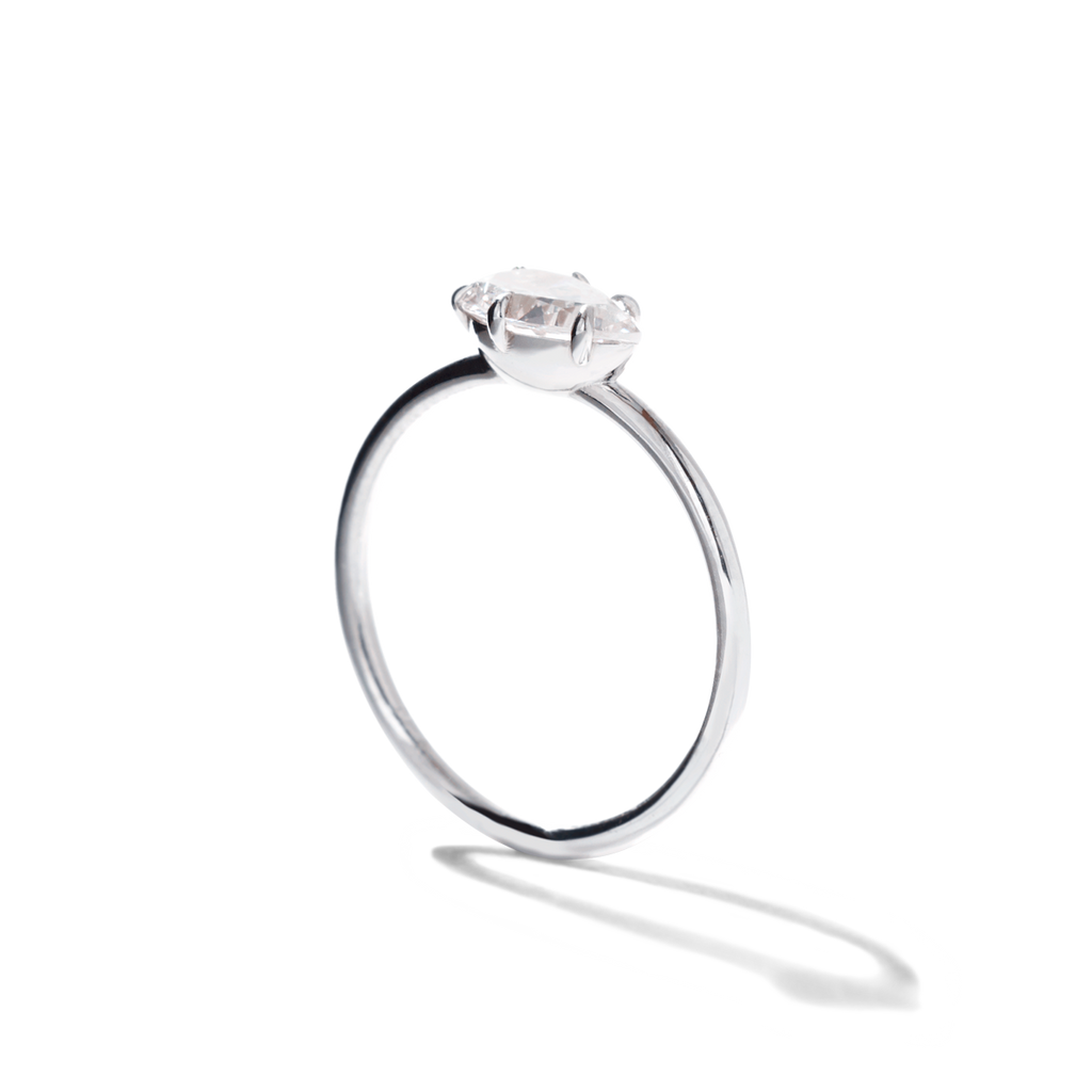 18 K white gold diamond ring with elegant setting for pear cut center stone